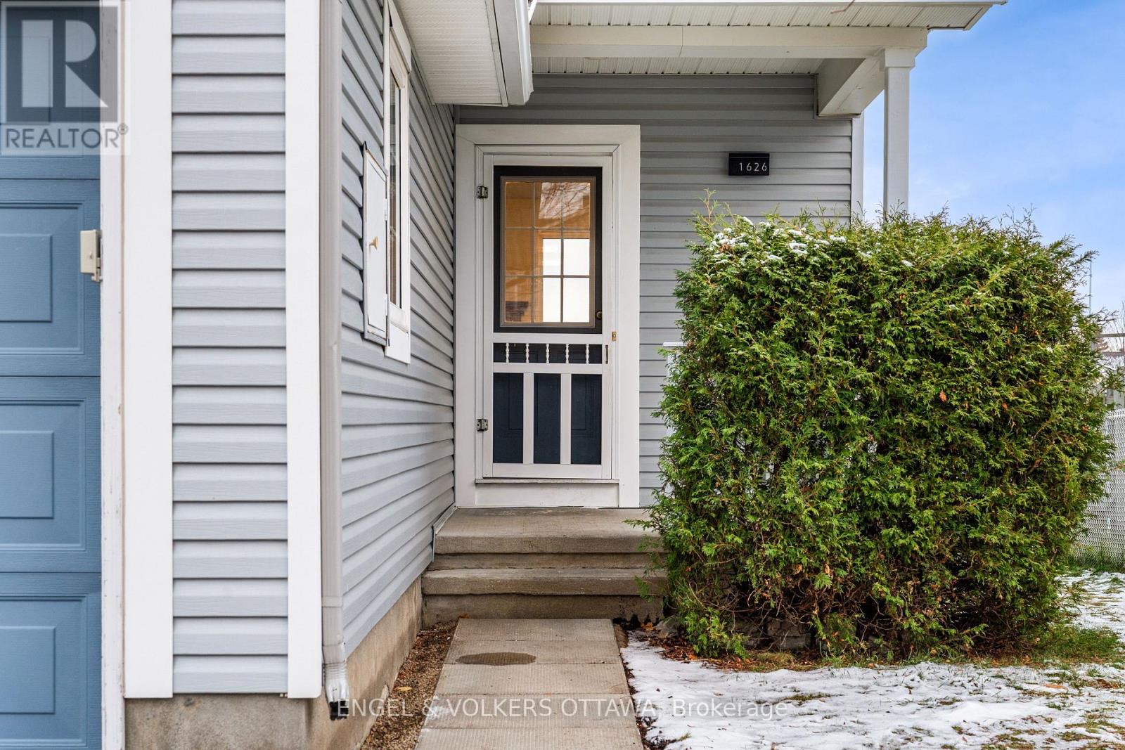 1626 Trenholm Lane, Ottawa, Ontario  K4A 4B6 - Photo 3 - X12564086