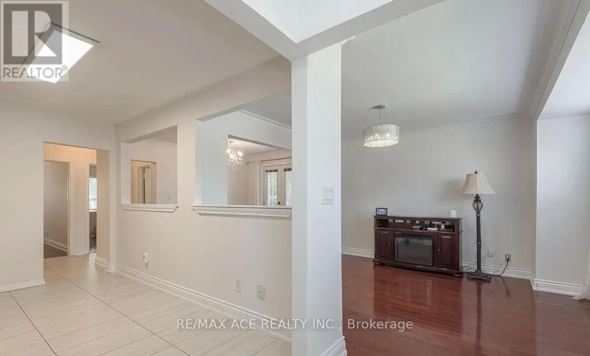 Main - 1 Fairbourne Crescent, Toronto, Ontario  M1L 3M6 - Photo 4 - E12557118