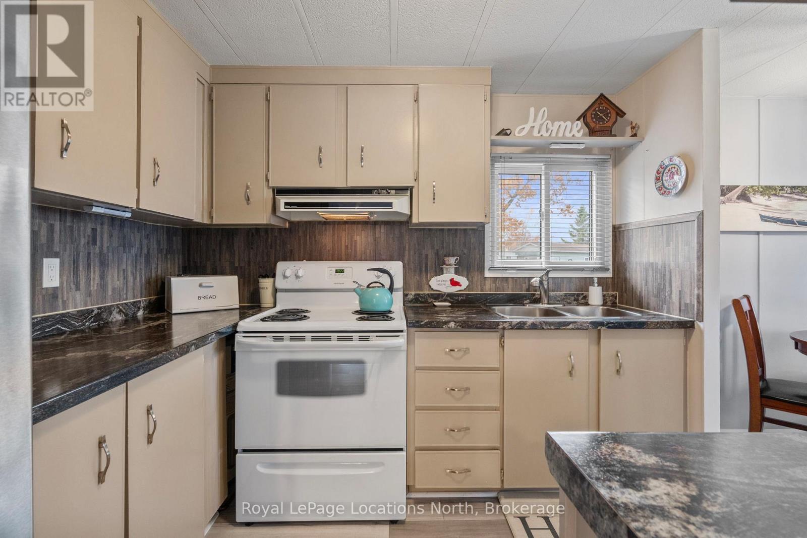 52 Georgian Glen Drive, Wasaga Beach, Ontario  L9Z 1K7 - Photo 13 - S12564136