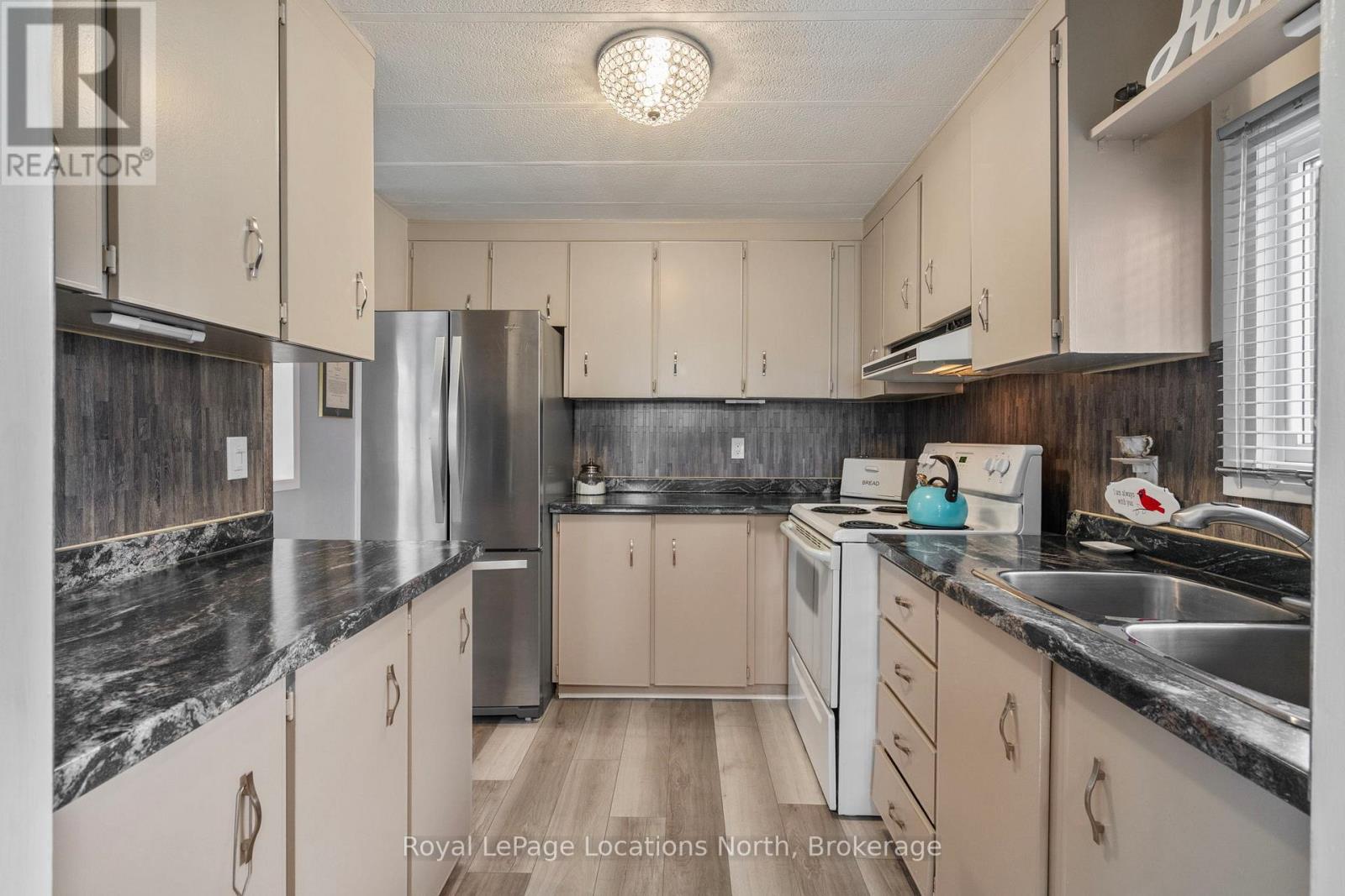 52 Georgian Glen Drive, Wasaga Beach, Ontario  L9Z 1K7 - Photo 16 - S12564136