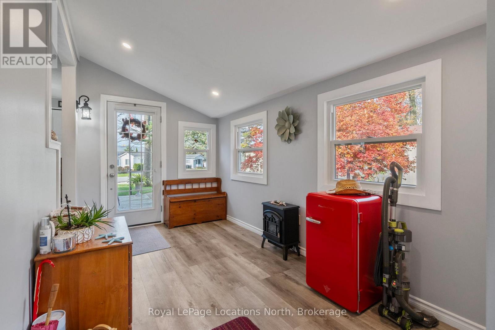 52 Georgian Glen Drive, Wasaga Beach, Ontario  L9Z 1K7 - Photo 9 - S12564136