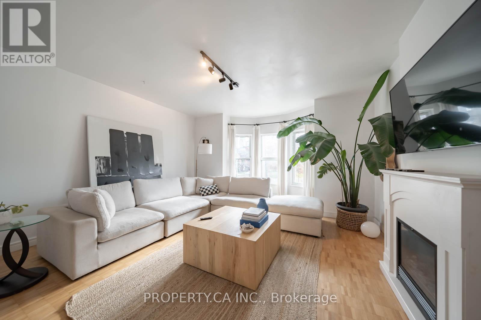 2 - 942 QUEEN STREET W, Toronto, Ontario