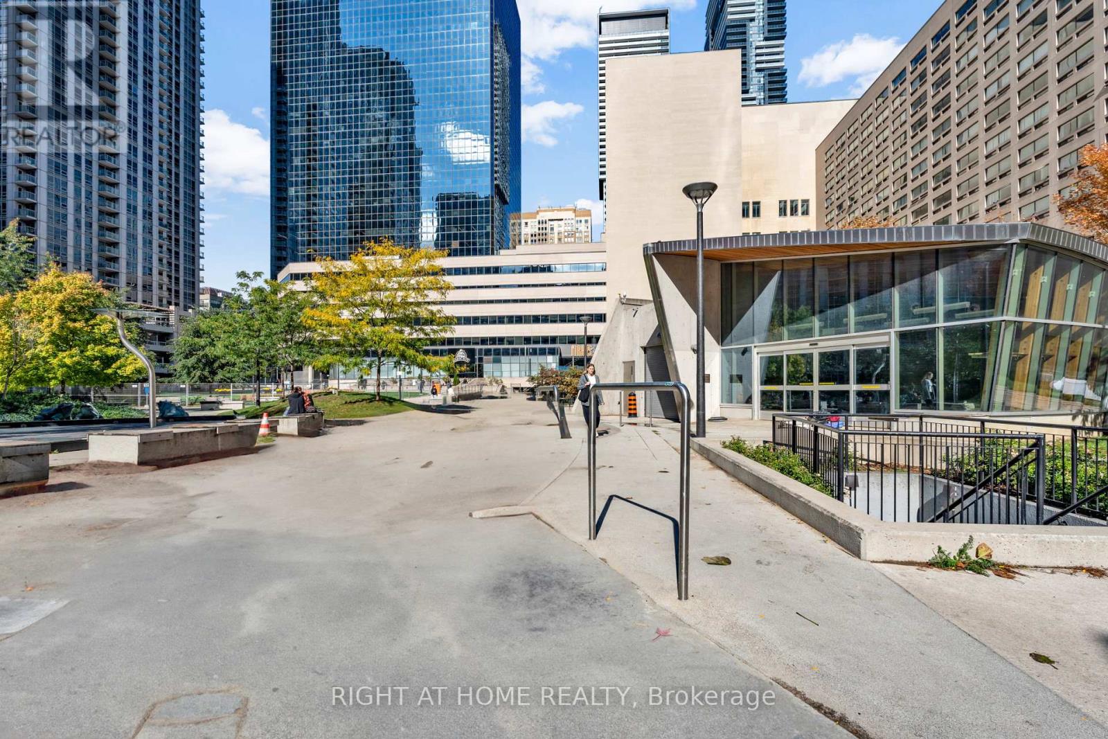 64 - 384 Yonge Street, Toronto, Ontario  M5B 1S8 - Photo 3 - C12564236