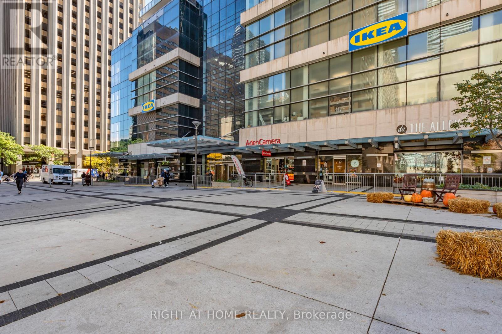 64 - 384 Yonge Street, Toronto, Ontario  M5B 1S8 - Photo 4 - C12564236