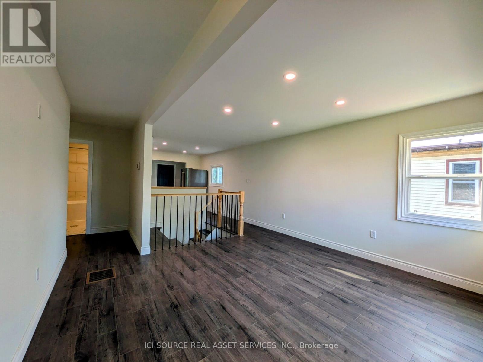 40 Merigold Street, St. Catharines, Ontario  L2S 2N5 - Photo 5 - X12418351