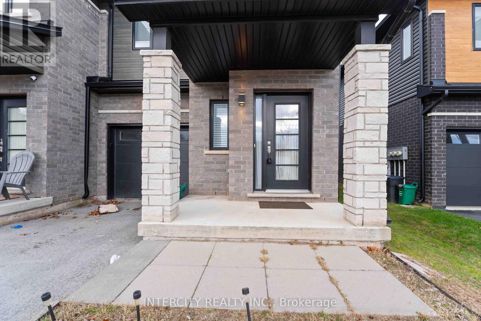 6679 Cropp Street, Niagara Falls, Ontario L2E 0B7 - Photo 3 - X12460641