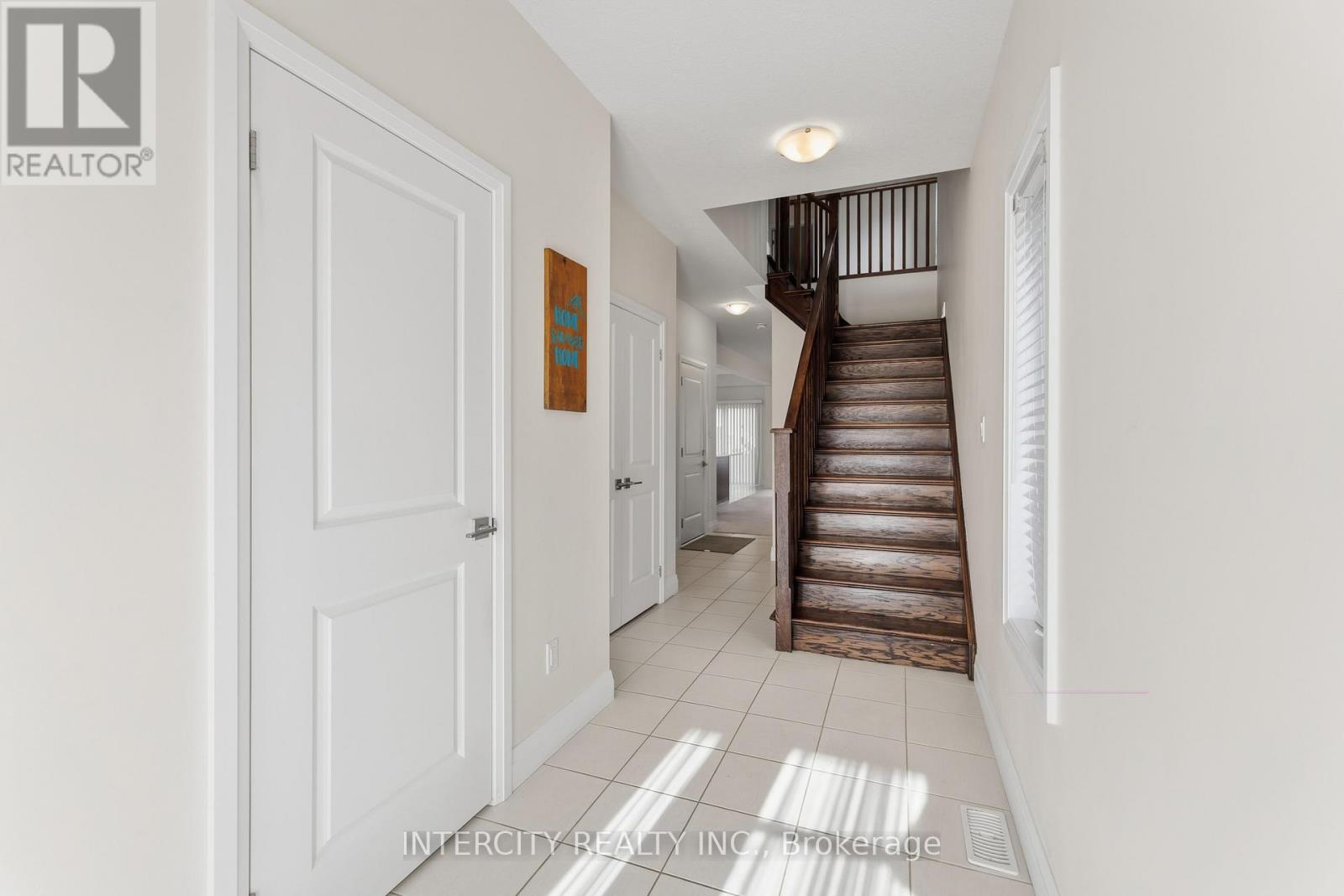 6679 Cropp Street, Niagara Falls, Ontario L2E 0B7 - Photo 5 - X12460641