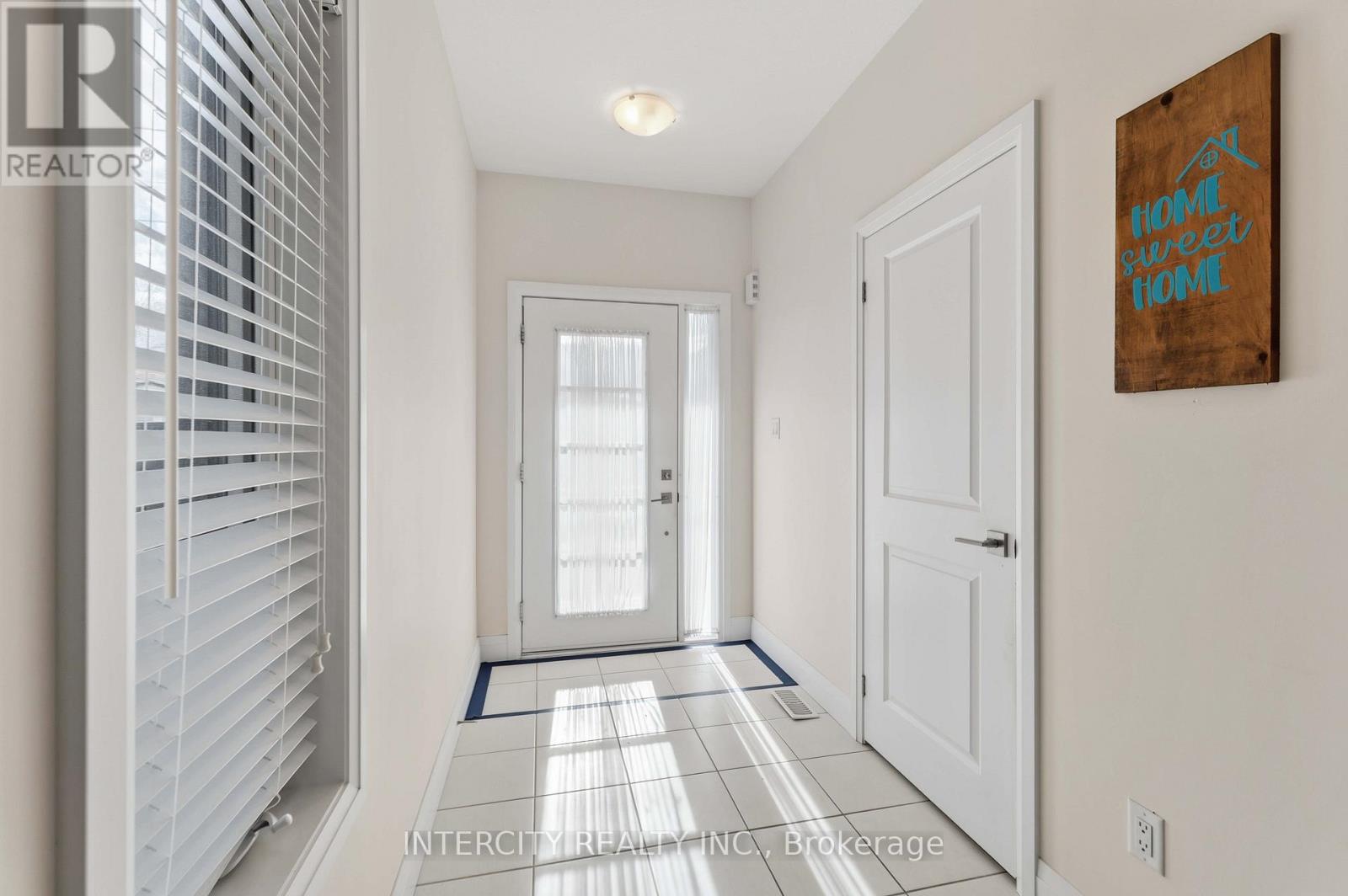 6679 Cropp Street, Niagara Falls, Ontario L2E 0B7 - Photo 4 - X12460641