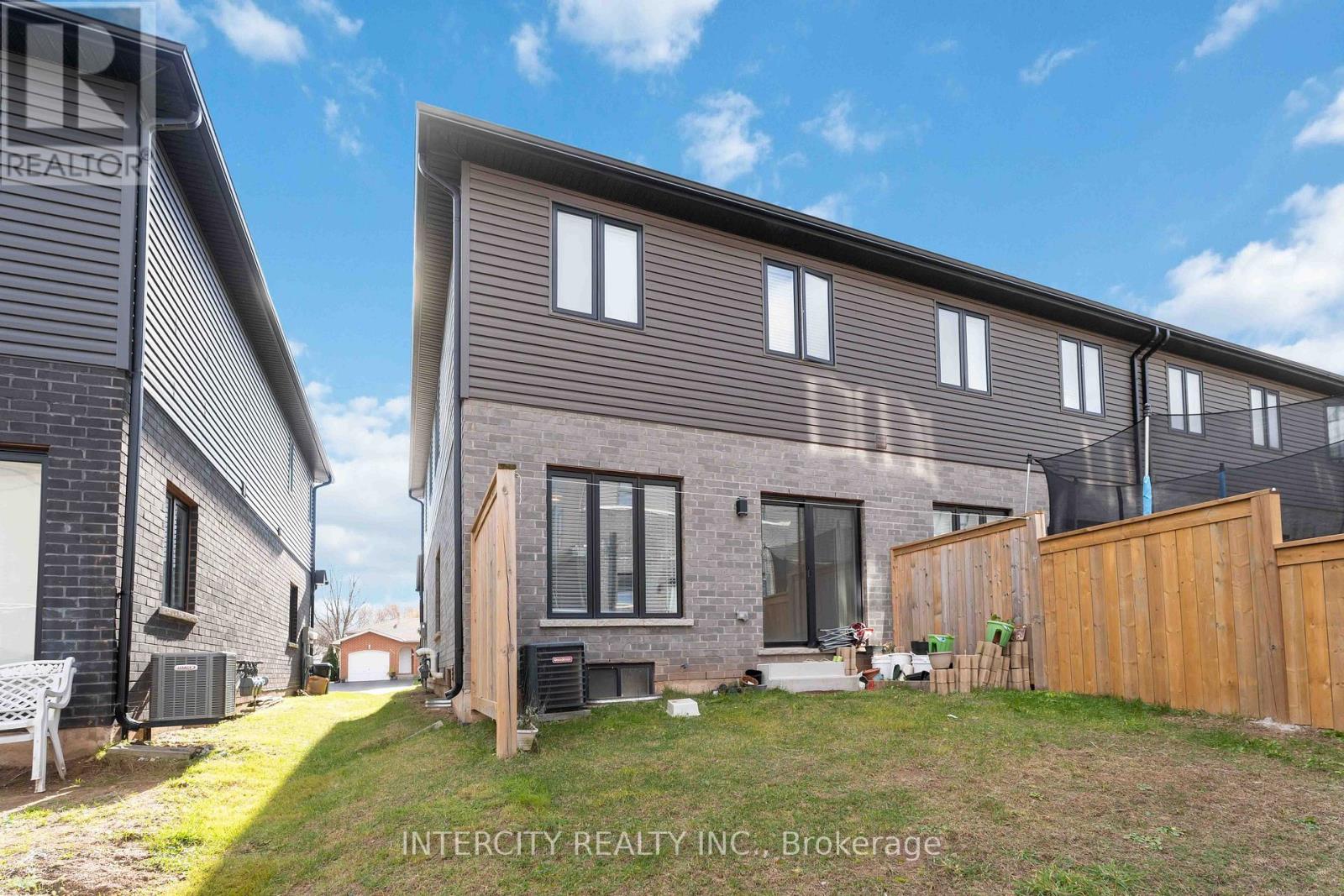 6679 Cropp Street, Niagara Falls, Ontario L2E 0B7 - Photo 32 - X12460641