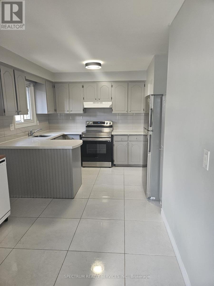 125 Albany Drive, Vaughan, Ontario  L4L 2X6 - Photo 4 - N12564216