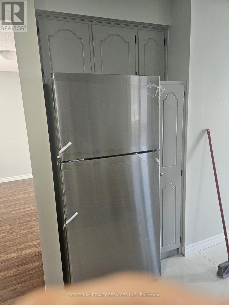 125 Albany Drive, Vaughan, Ontario  L4L 2X6 - Photo 5 - N12564216