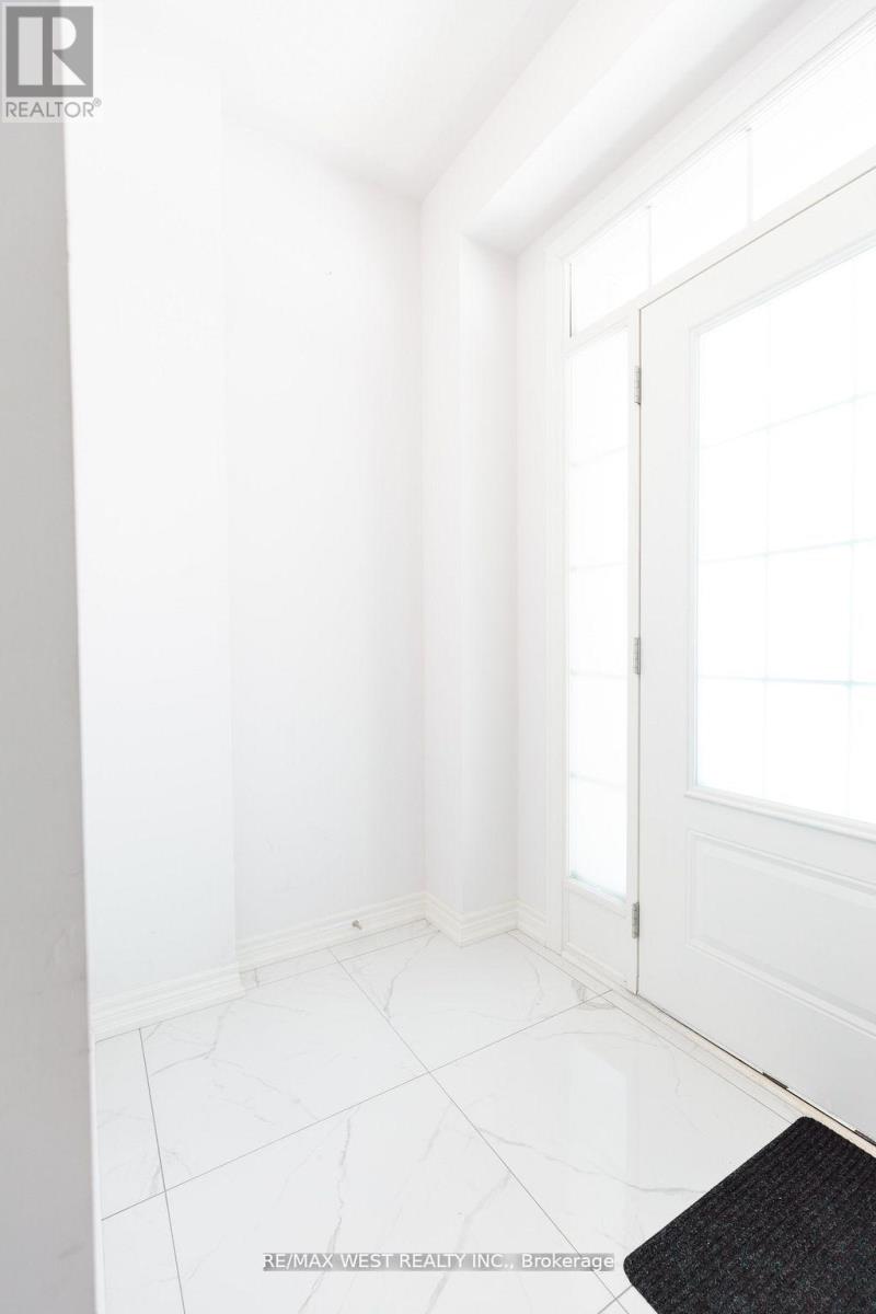 31 Frederick Taylor Way, East Gwillimbury, Ontario  L0G 1M0 - Photo 2 - N12564226