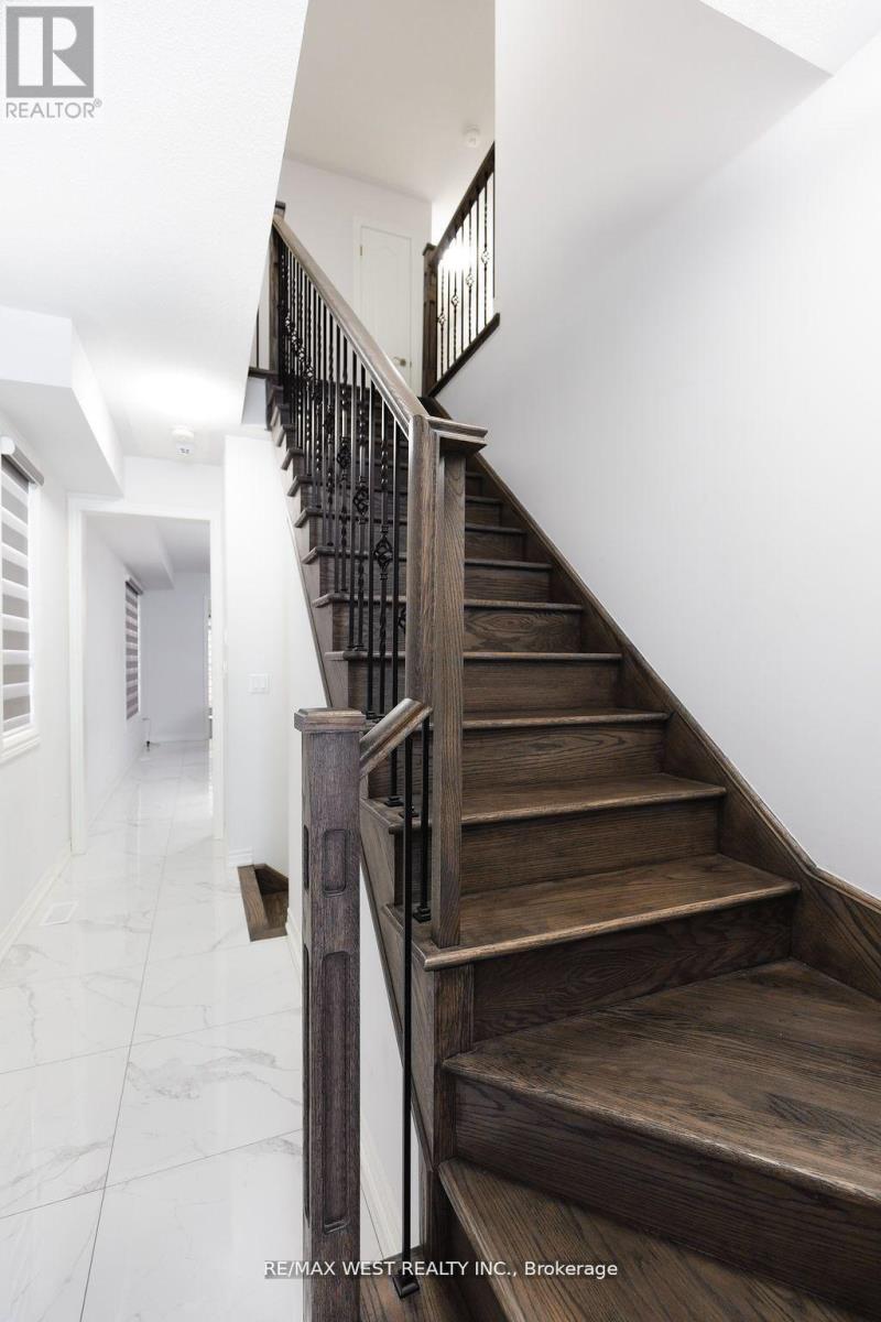 31 Frederick Taylor Way, East Gwillimbury, Ontario  L0G 1M0 - Photo 3 - N12564226