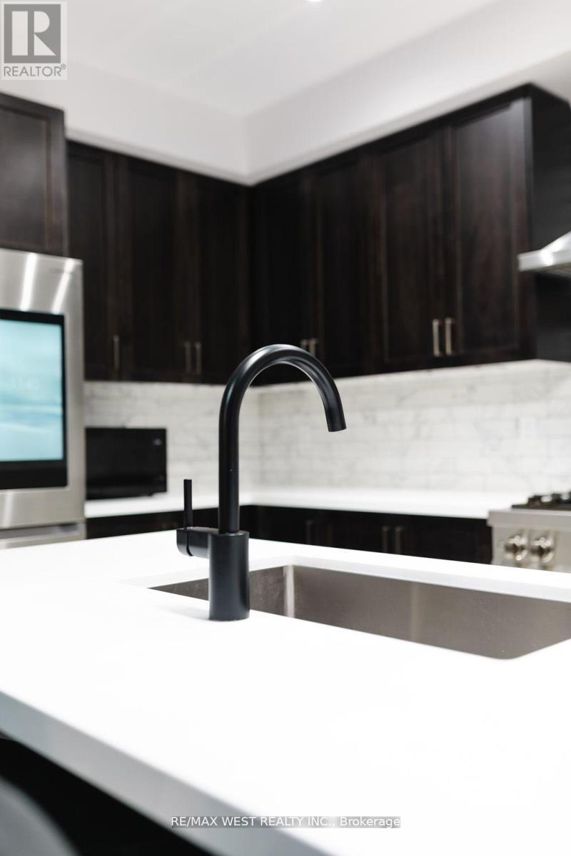 31 Frederick Taylor Way, East Gwillimbury, Ontario  L0G 1M0 - Photo 7 - N12564226