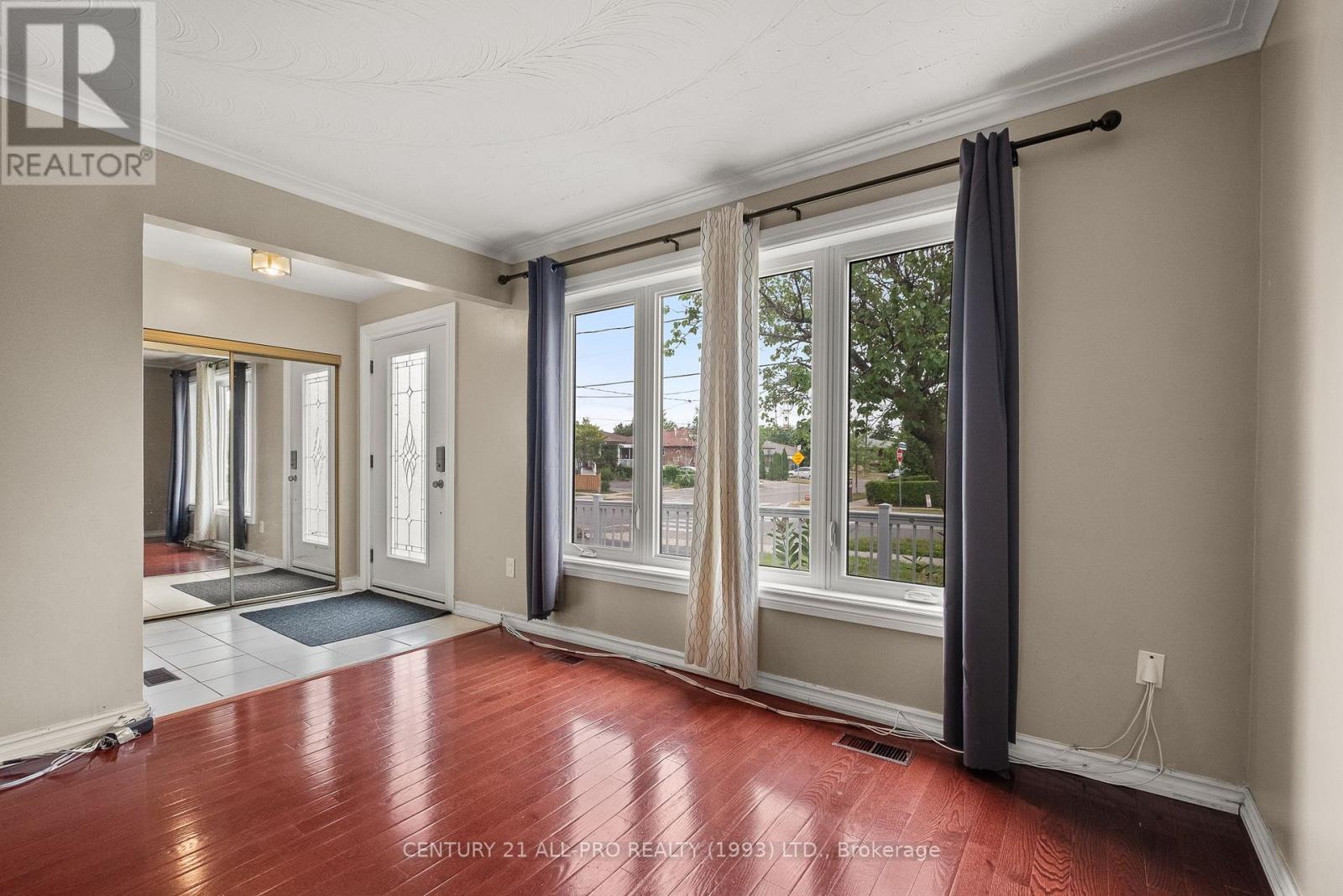 84 Goldsboro Road, Toronto, Ontario M9L 1A7 - Photo 3 - W12435295