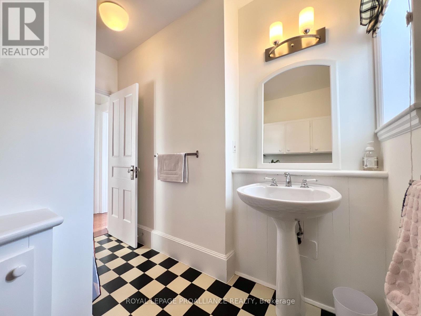 374 Bloomfield Main Street, Prince Edward County (Bloomfield Ward), Ontario  K0K 1G0 - Photo 13 - X12454834