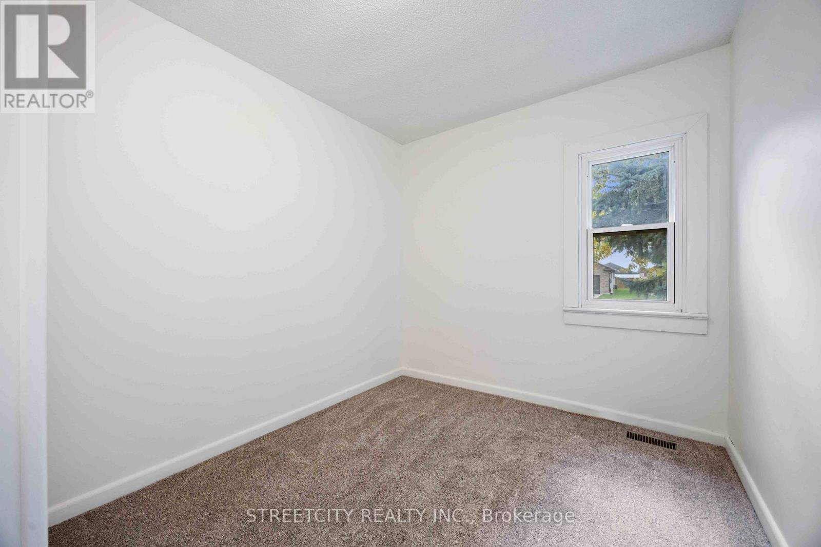 4482 Petrolia Line, Petrolia, Ontario N0N 1R0 - Photo 17 - X12562578