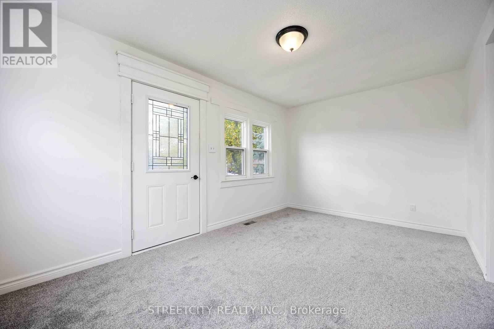 4482 Petrolia Line, Petrolia, Ontario N0N 1R0 - Photo 3 - X12562578