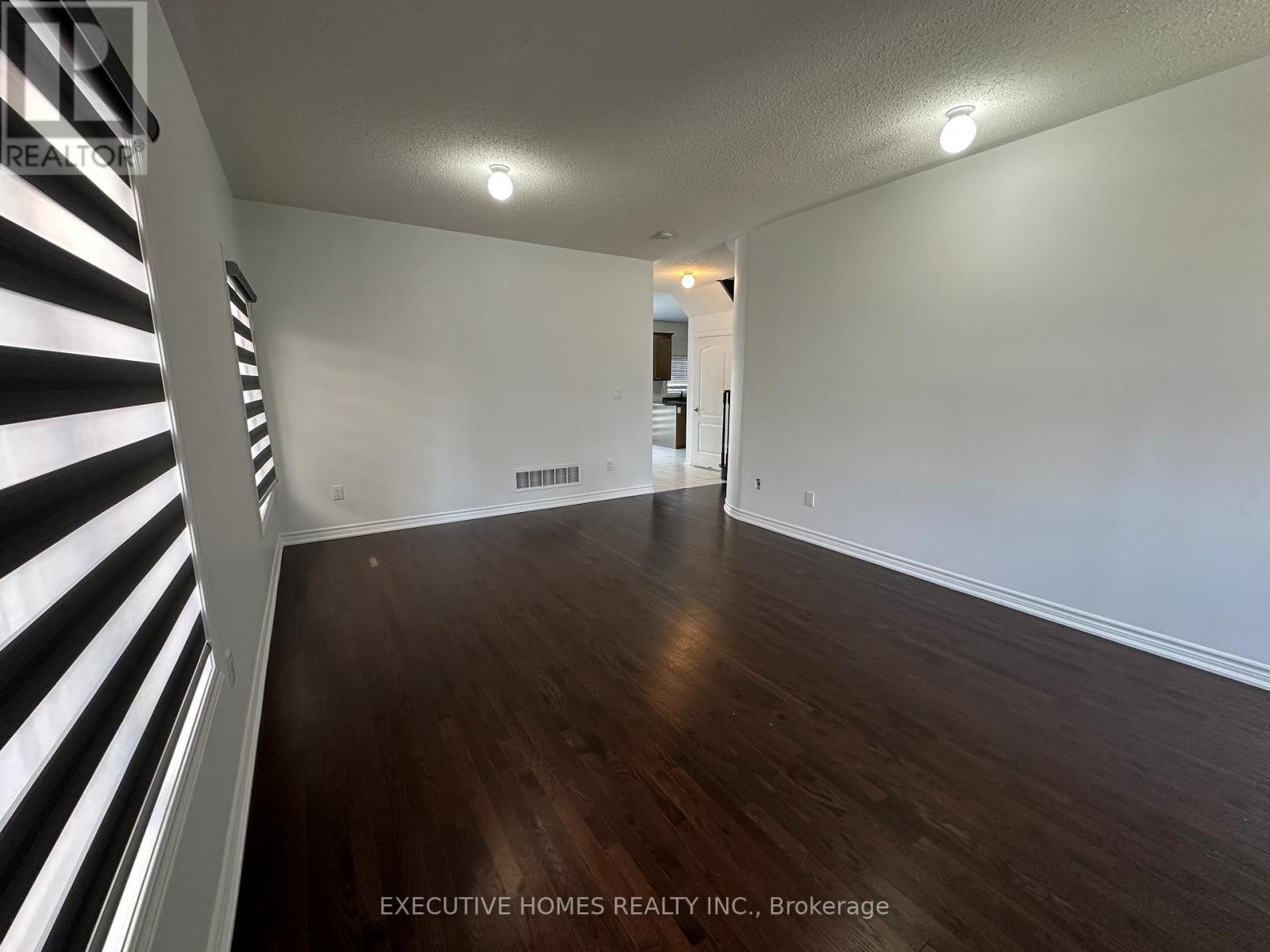 21 Elmcrest Drive, Brampton, Ontario  L6Y 0H7 - Photo 4 - W12564080