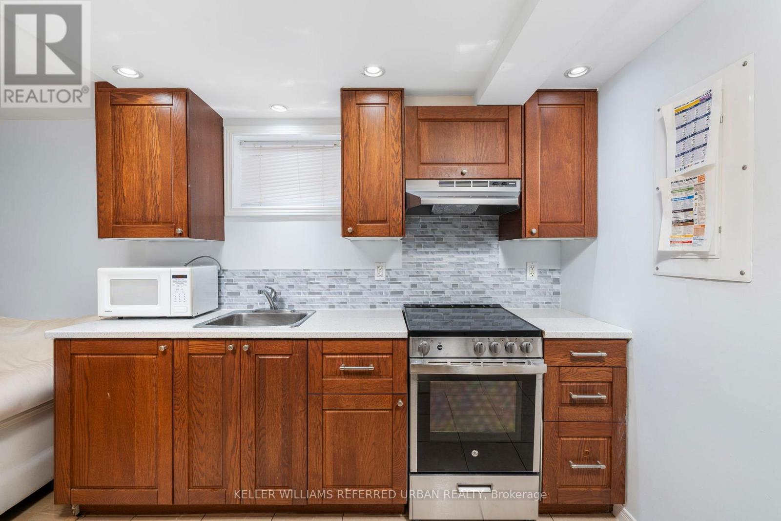 Lower - 39 Cayuga Avenue, Toronto, Ontario  M6N 2G2 - Photo 4 - W12564098