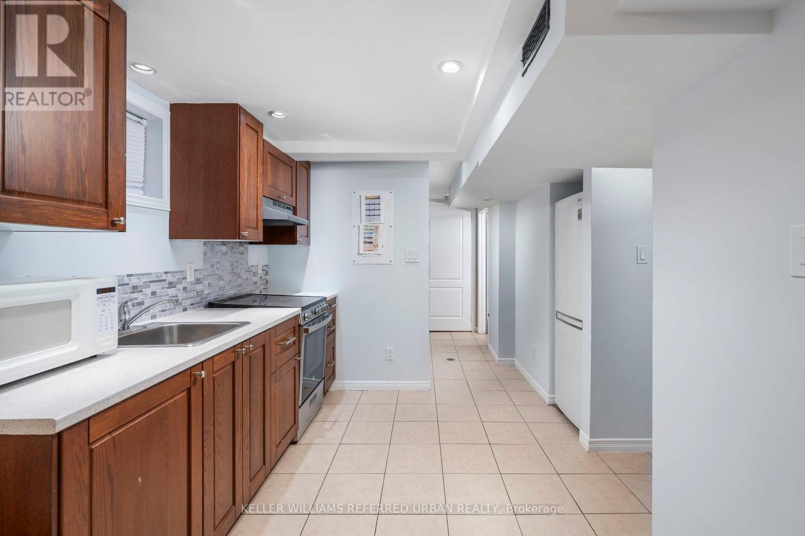 Lower - 39 Cayuga Avenue, Toronto, Ontario  M6N 2G2 - Photo 5 - W12564098