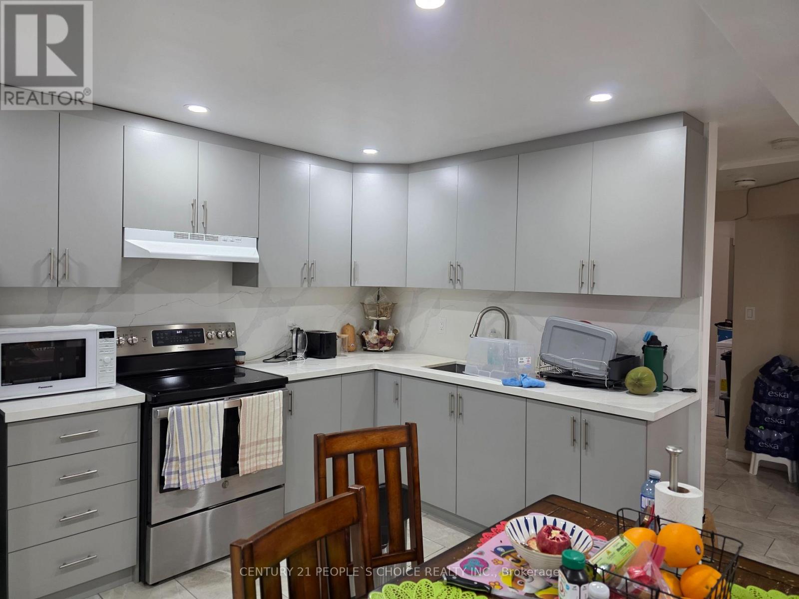 3 Heathbrook Avenue, Brampton, Ontario  L6P 2N1 - Photo 2 - W12564188