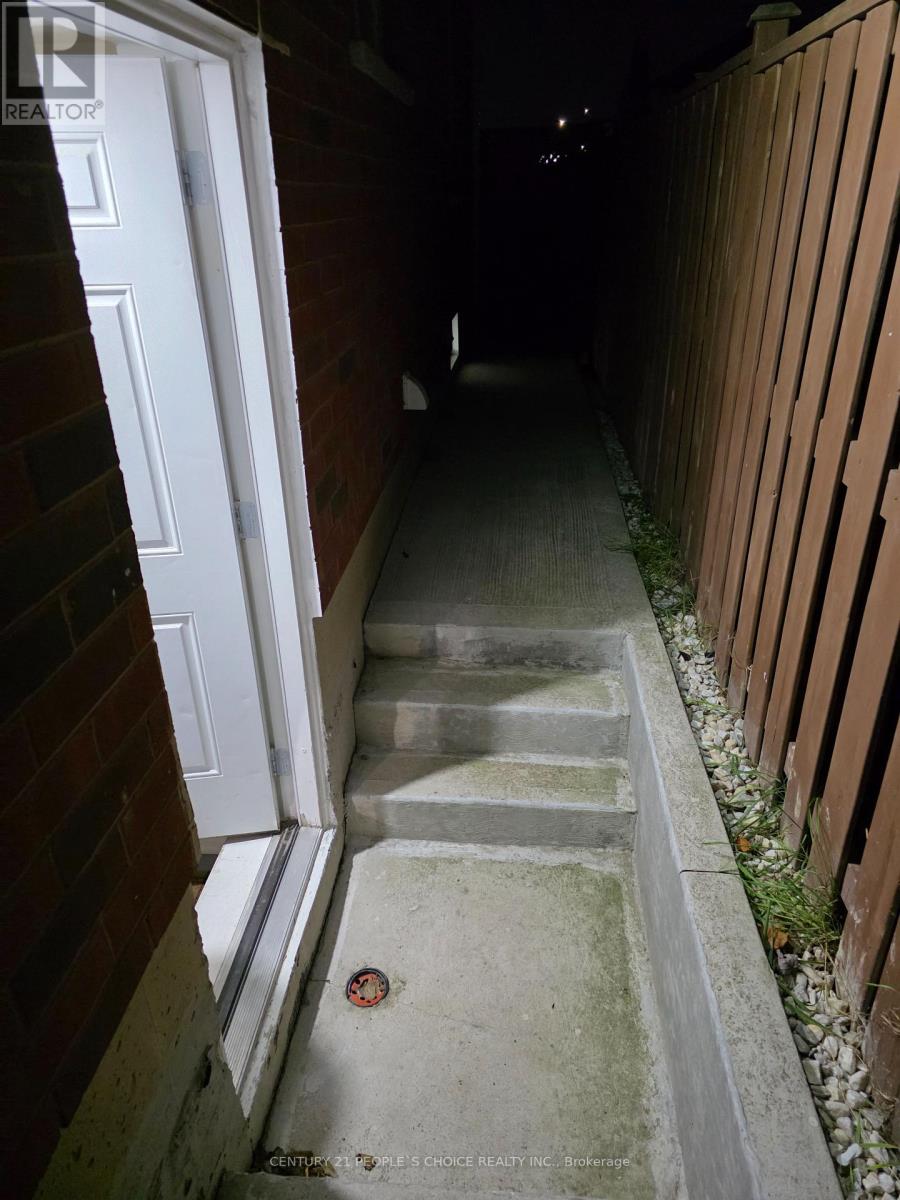 3 Heathbrook Avenue, Brampton, Ontario  L6P 2N1 - Photo 9 - W12564188