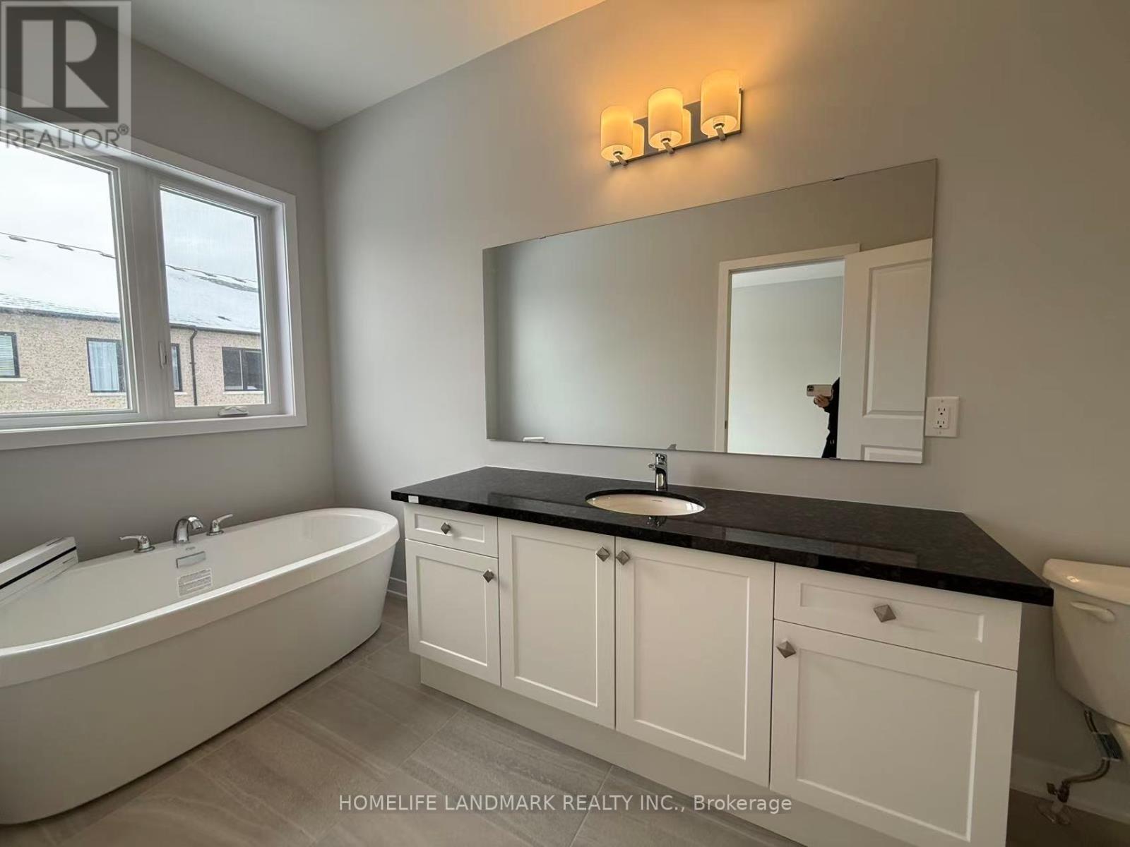 9 Harvey Bunker Crescent, Markham, Ontario  L6C 3M7 - Photo 6 - N12562186