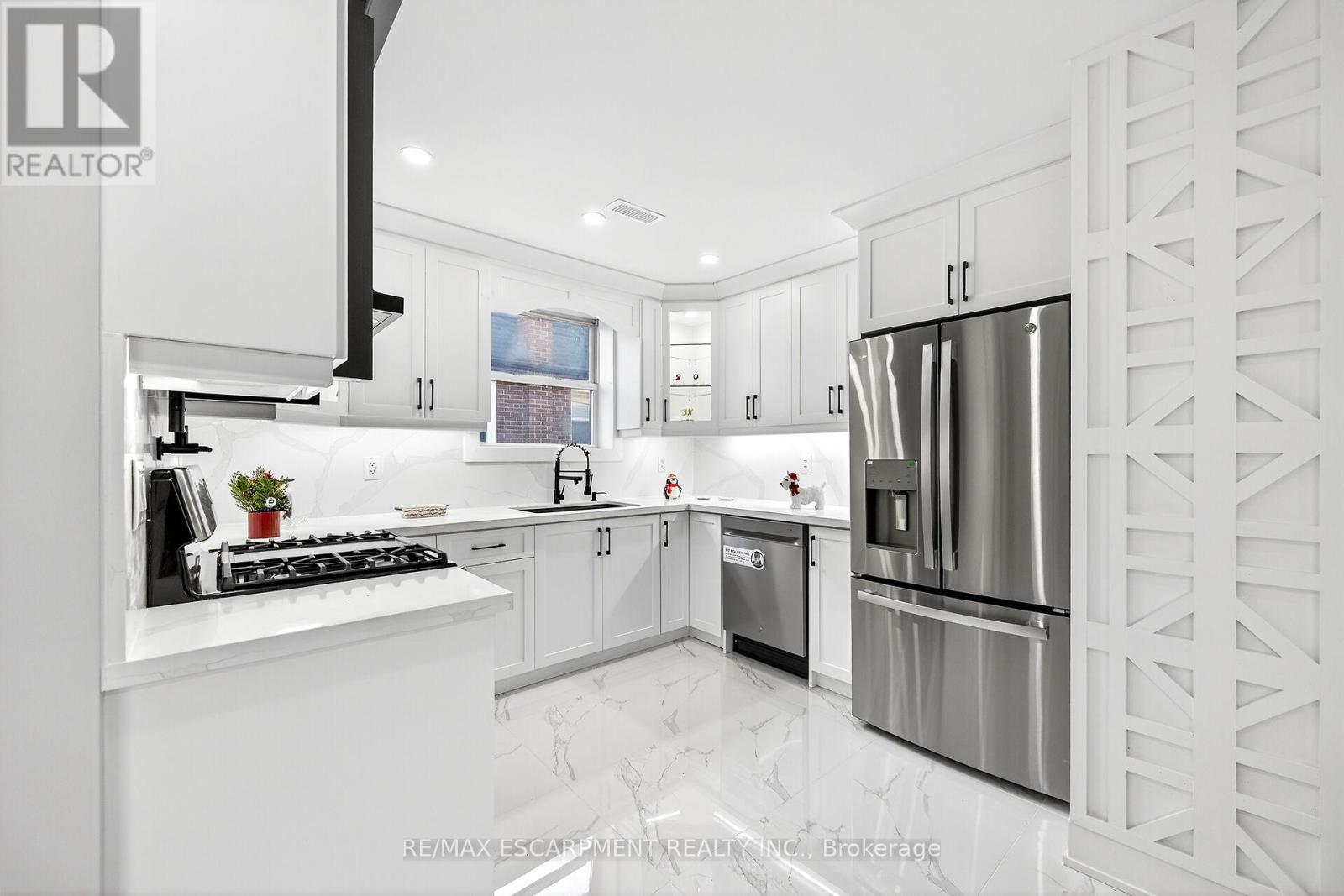 26 Martin Road, Hamilton, Ontario  L8K 3N1 - Photo 7 - X12564244