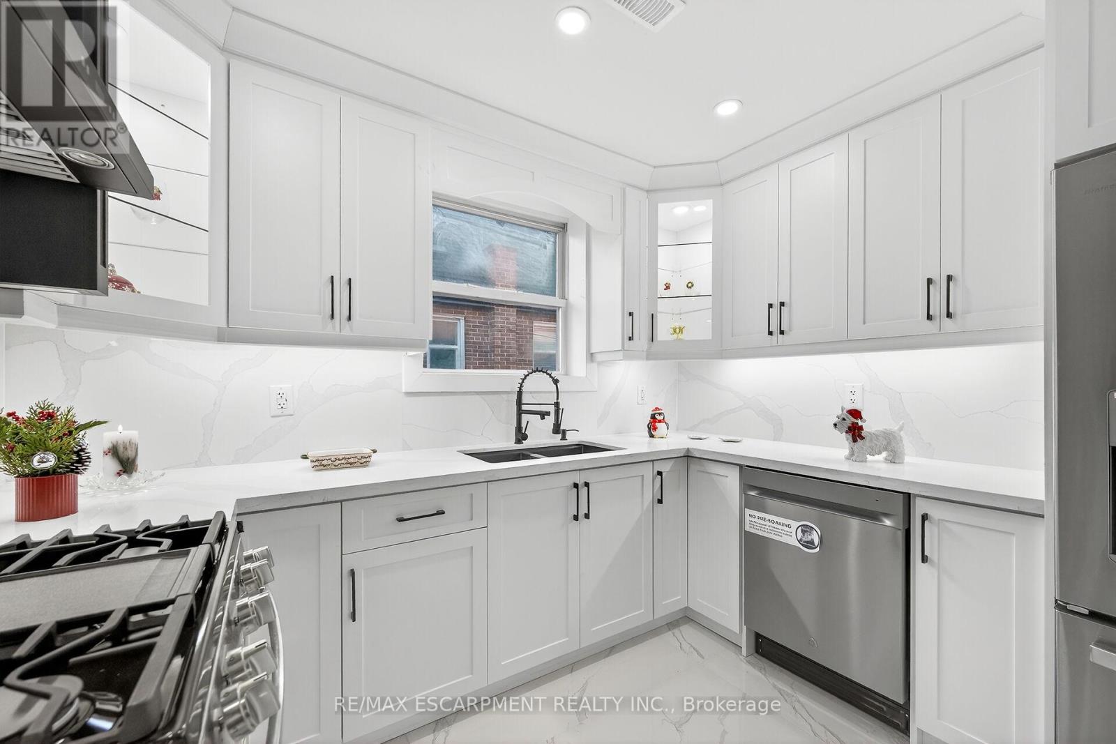 26 Martin Road, Hamilton, Ontario  L8K 3N1 - Photo 8 - X12564244