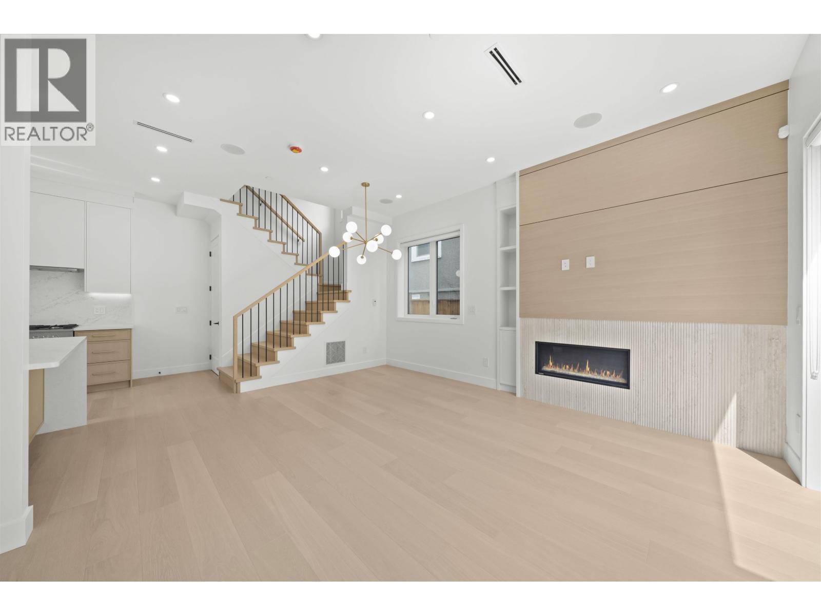 1 6461 E Prince Edward Street, Vancouver, British Columbia  V5W 2Y3 - Photo 1 - R3069082