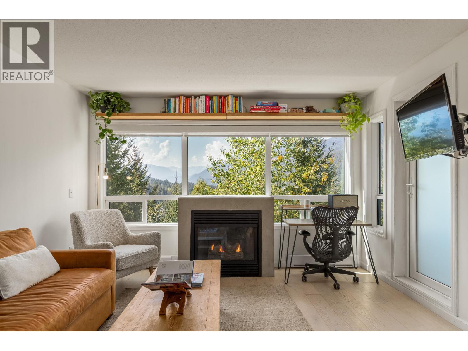 310 2221 Gondola Way, Whistler, British Columbia  V8E 0M8 - Photo 2 - R3069097