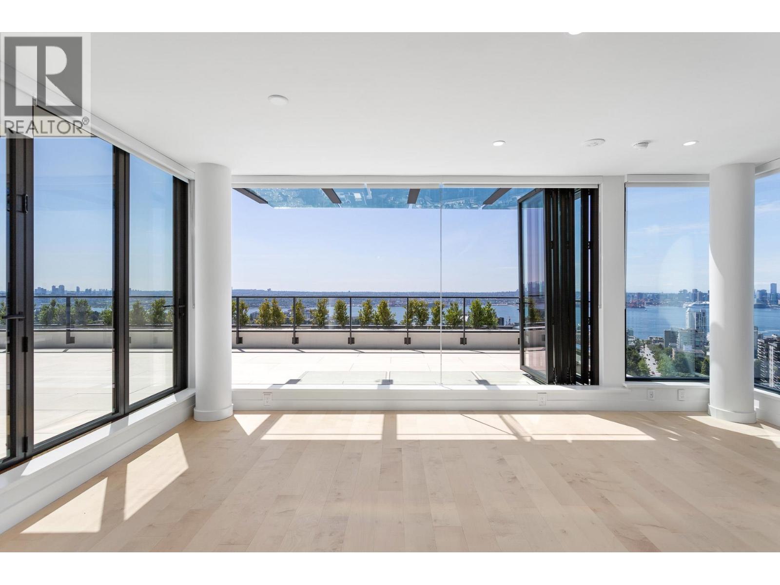 1602 135 E 13TH STREET, North Vancouver, British Columbia