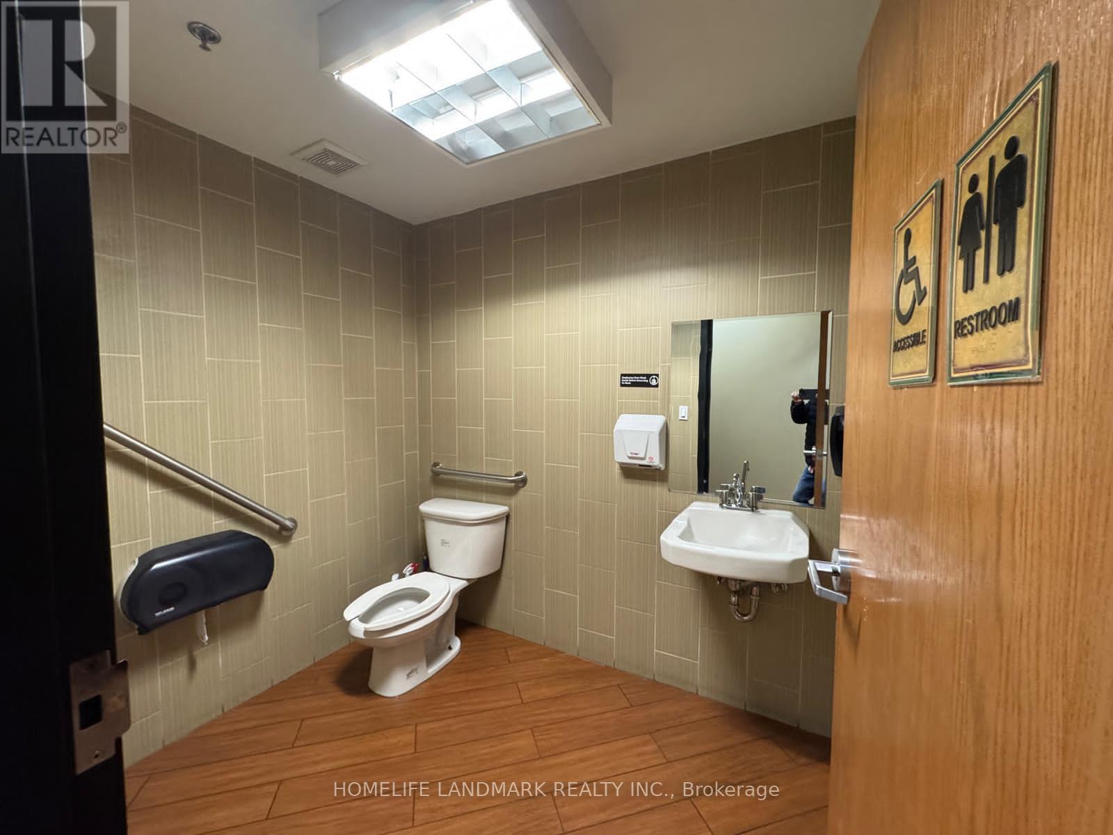 B - 917 Bay Street, Toronto, Ontario  M5S 3L6 - Photo 9 - C12551482