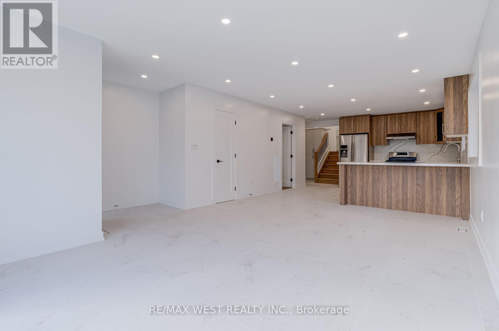 Main - 152 Clarence Street, Brampton, Ontario  L6W 1S9 - Photo 4 - W12483321