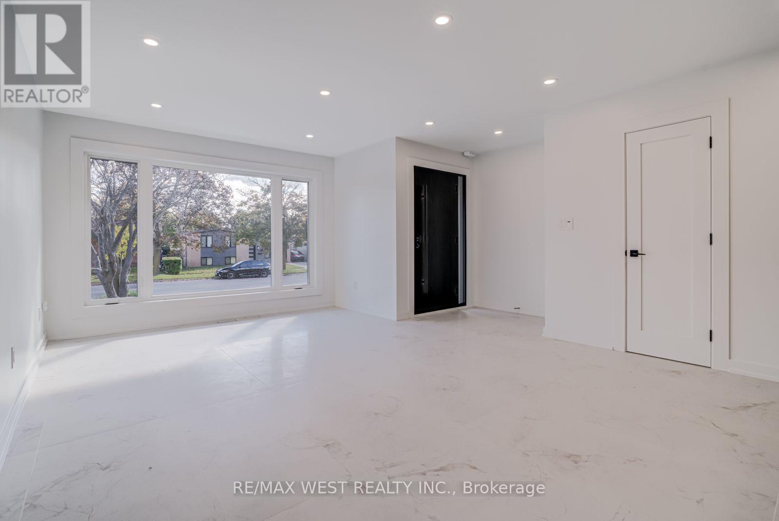 Main - 152 Clarence Street, Brampton, Ontario  L6W 1S9 - Photo 3 - W12483321