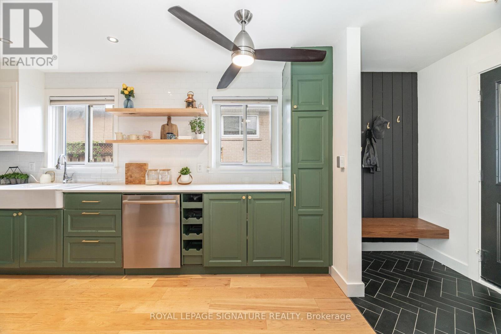 2431 Padstow Crescent, Mississauga, Ontario  L5J 2G2 - Photo 3 - W12562742