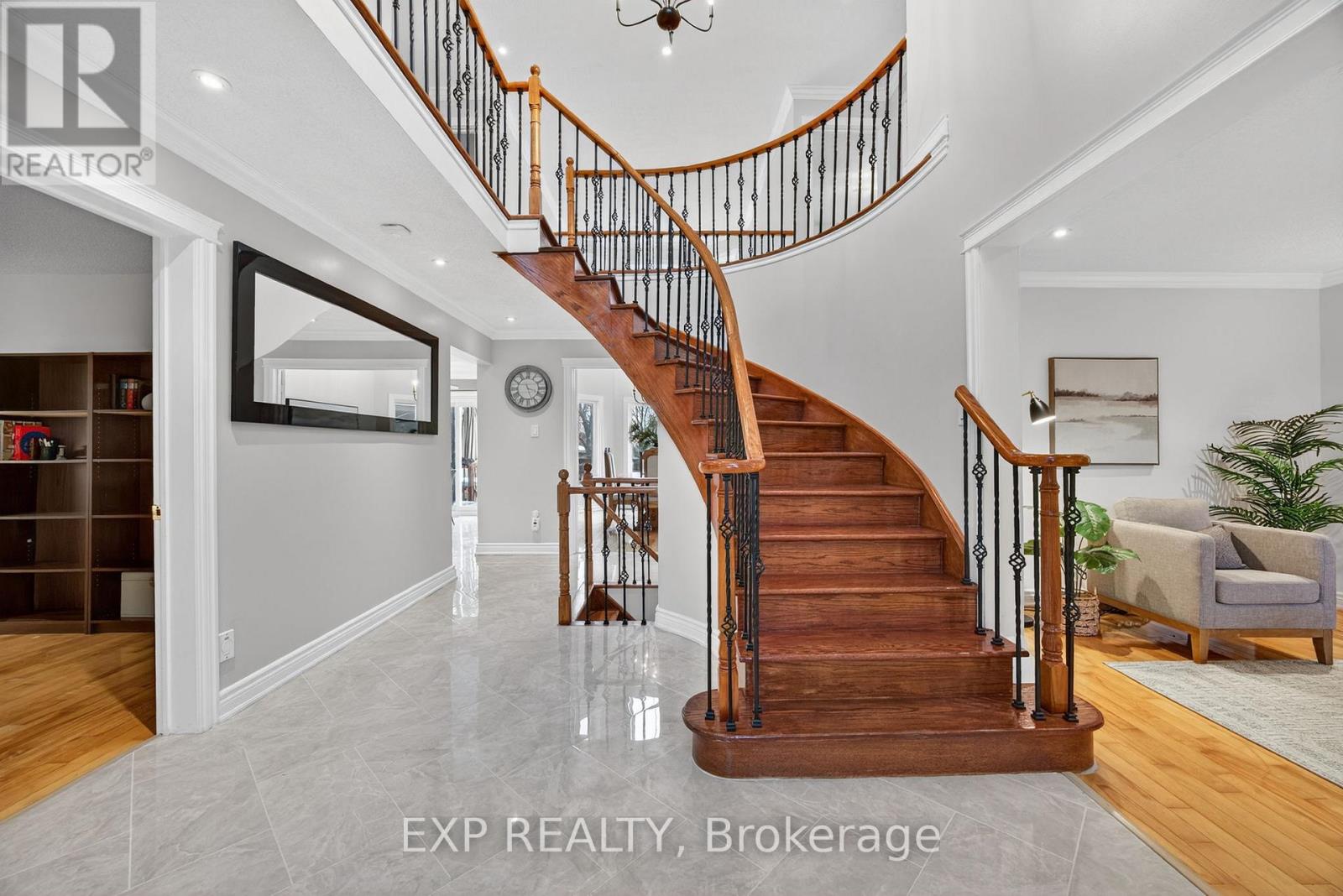 27 Fontaine Drive, Georgina, Ontario  L4P 3N9 - Photo 3 - N12564264