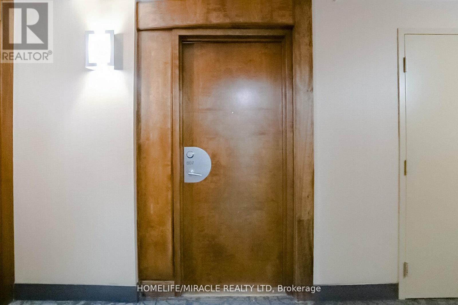 807 - 3880 Duke Of York Boulevard, Mississauga, Ontario  L5B 4M7 - Photo 5 - W12564342