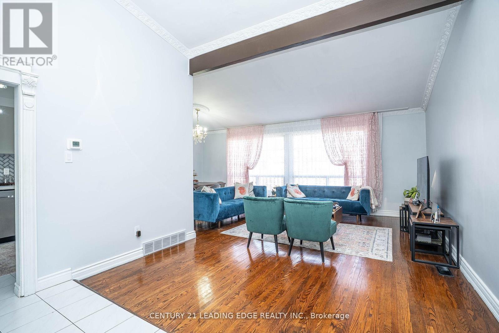 21 Alhart Drive, Toronto, Ontario  M9V 2M8 - Photo 5 - W12558594