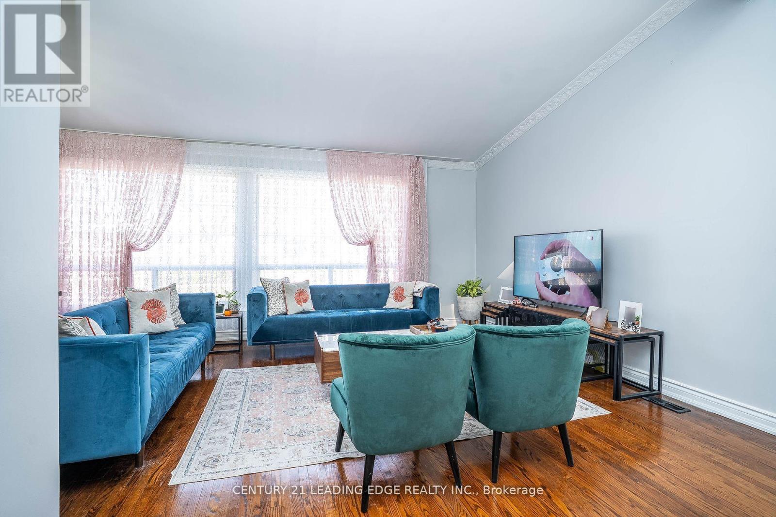 21 Alhart Drive, Toronto, Ontario  M9V 2M8 - Photo 6 - W12558594