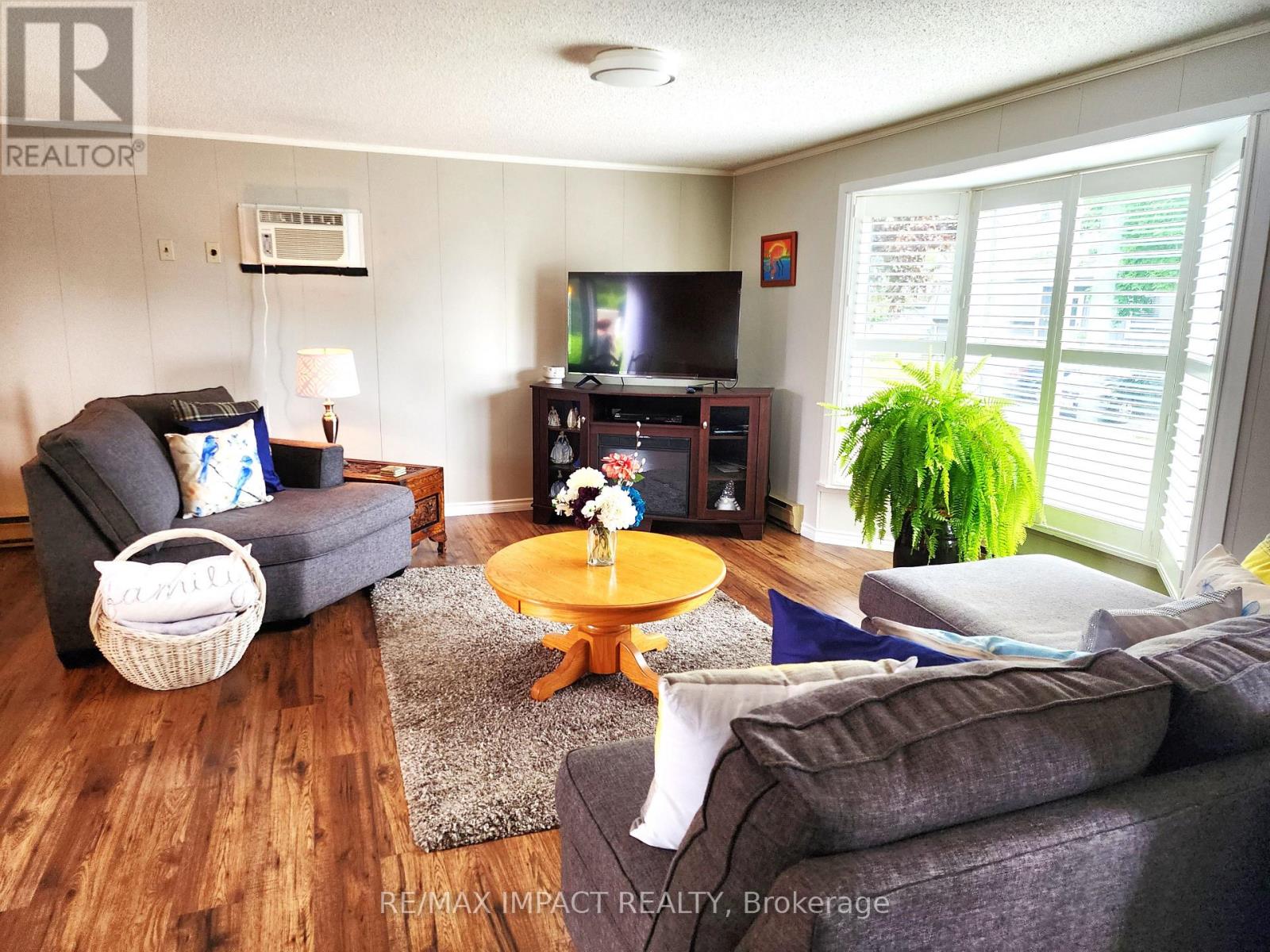 4 Champlain Court, Clarington, Ontario L1B 1A5 - Photo 2 - E12564514