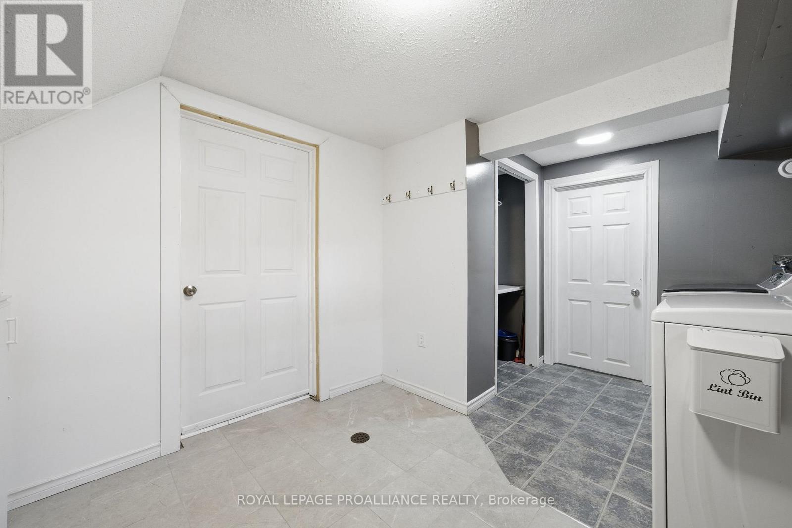 81 Crestview Avenue, Belleville, Ontario K8N 1W6 - Photo 23 - X12564372