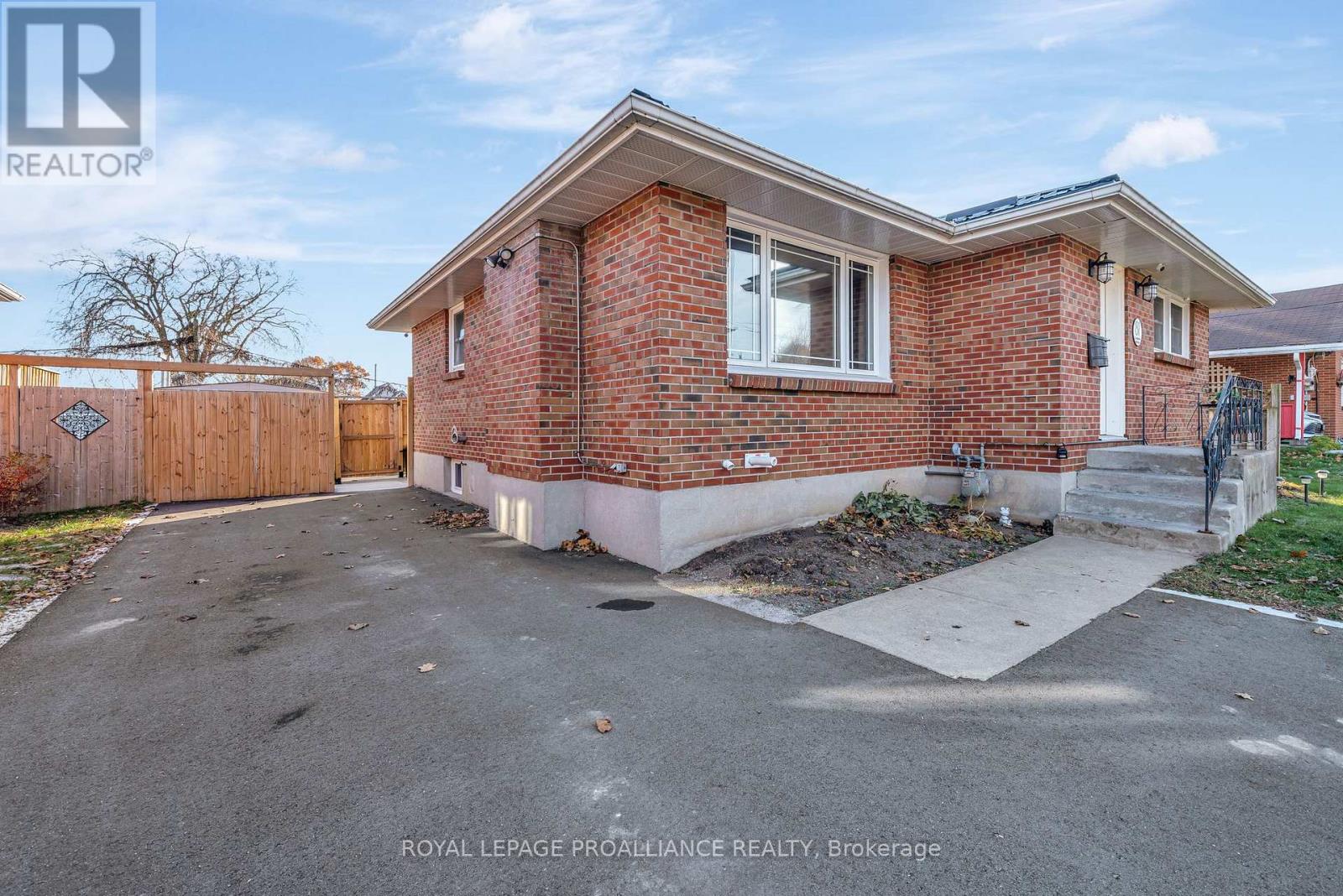 81 Crestview Avenue, Belleville, Ontario K8N 1W6 - Photo 4 - X12564372