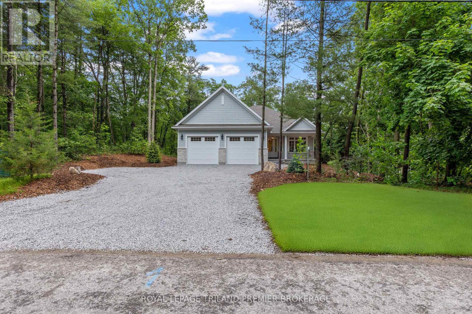 9940 Ontario Street, Lambton Shores, Ontario  N0M 2L0 - Photo 1 - X12564468