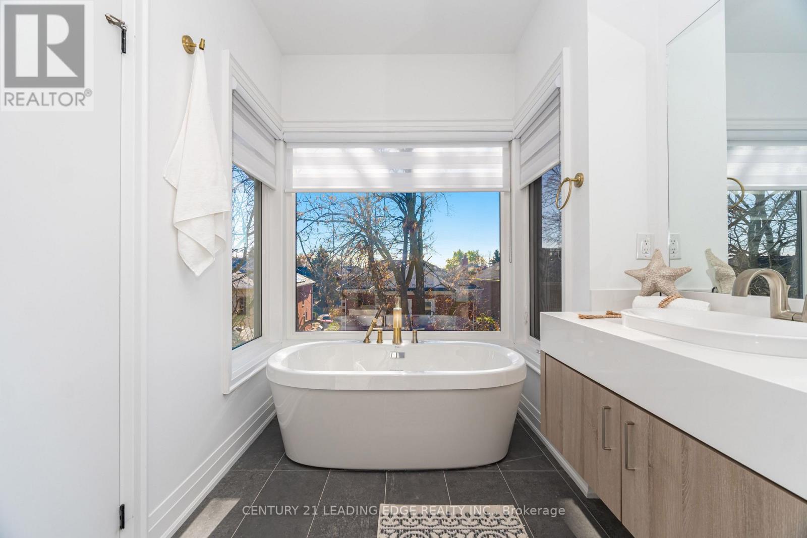 15 Direzze Court, Richmond Hill, Ontario  L4C 5T8 - Photo 13 - N12563844