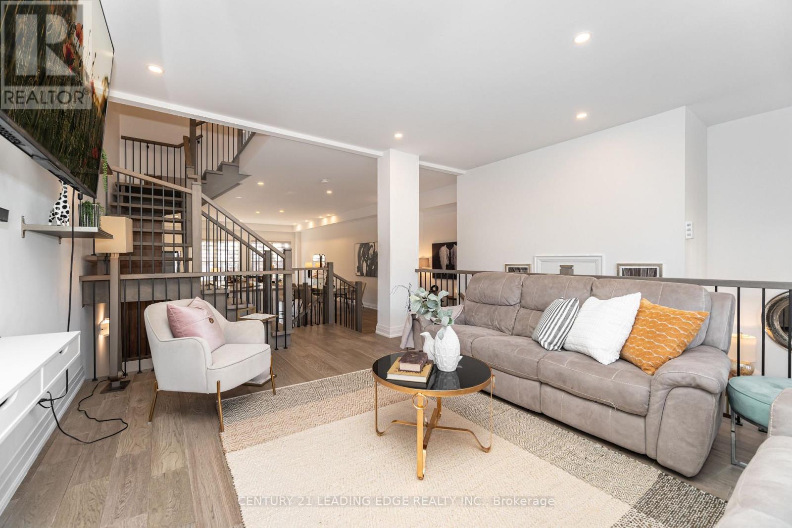 15 Direzze Court, Richmond Hill, Ontario  L4C 5T8 - Photo 7 - N12563844