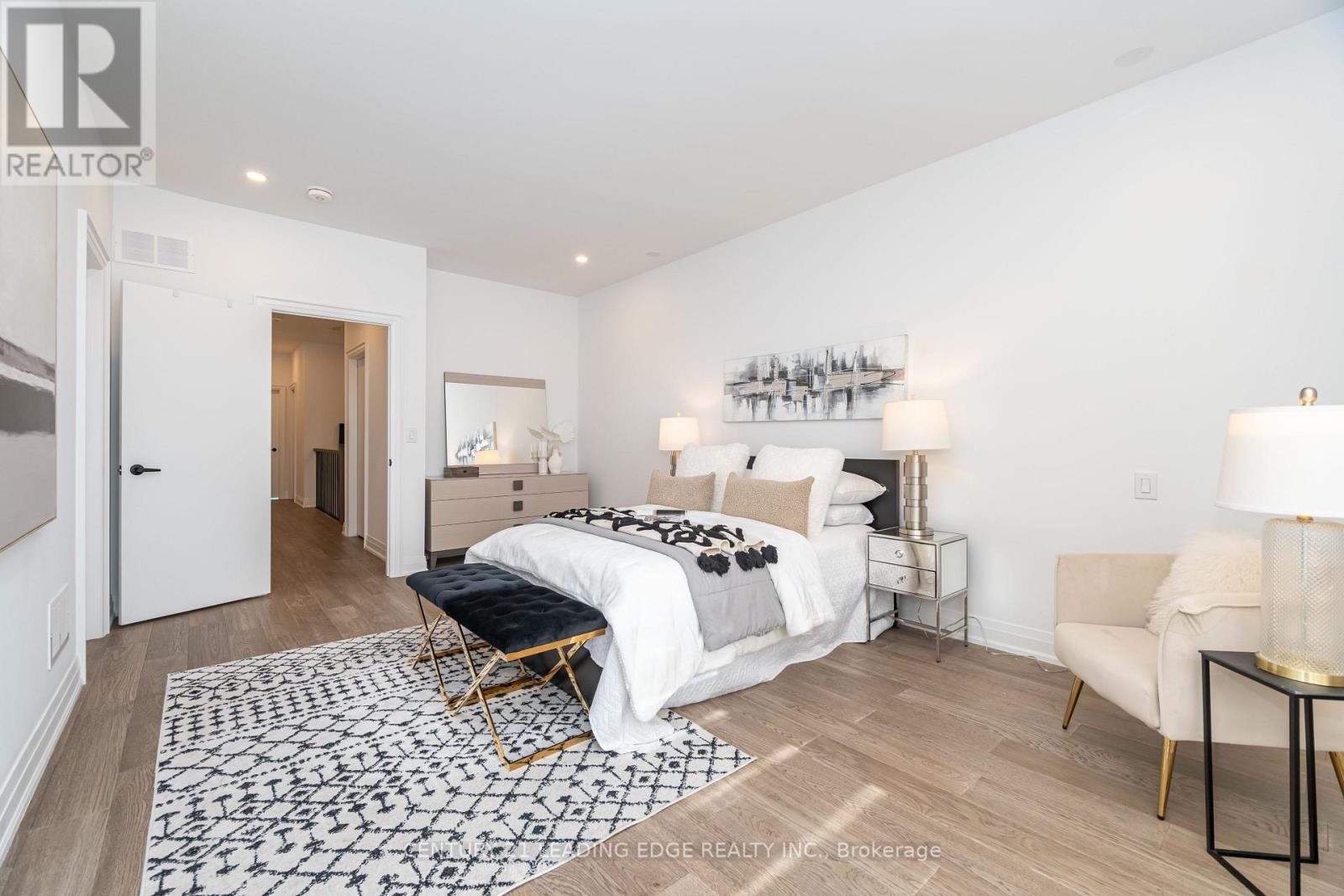 15 Direzze Court, Richmond Hill, Ontario  L4C 5T8 - Photo 10 - N12563844