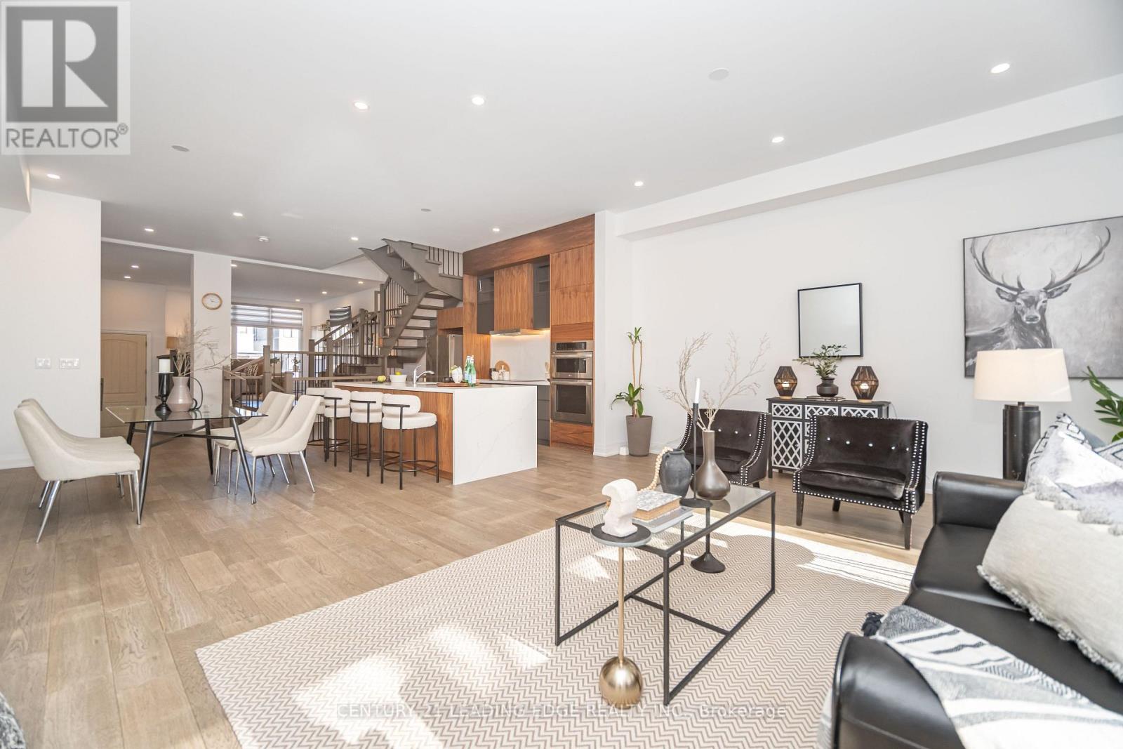 15 Direzze Court, Richmond Hill, Ontario  L4C 5T8 - Photo 6 - N12563844