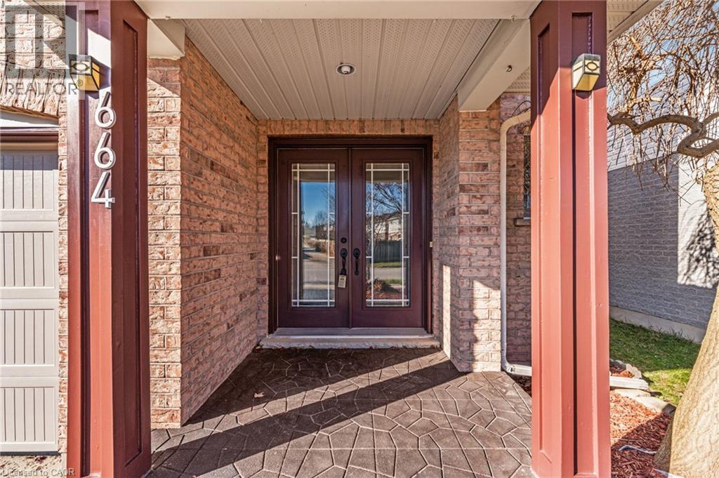 664 Brandenburg Boulevard, Waterloo, Ontario N2T 2V4 - Photo 2 - 40788966